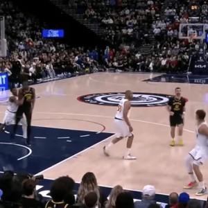 开云-小库里底角压哨三分投进还有加罚，勇士首节26-25领先快船