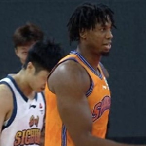 洛夫顿31分上海战胜广东闯进杯赛四强，赛季三杀打服广东